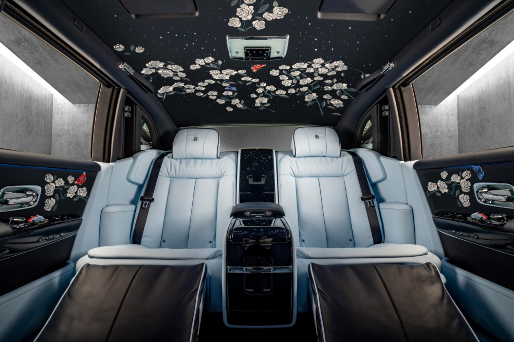Không gian nội thất lấy cảm hứng từ vườn hoa hồng ngay tại đại bản doanh của Rolls-Royce.
