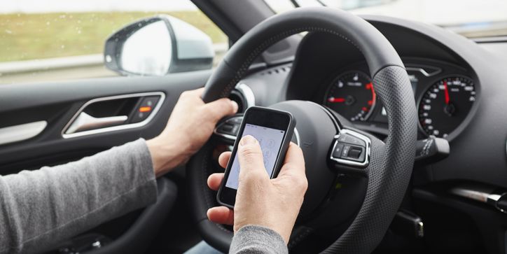 Biết sử dụng điện thoại khi lái xe là không tốt, nhưng nhiều người vẫn cứ làm