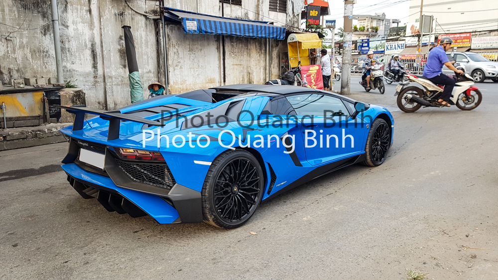 Lamborghini Aventador SV mui trần lăn bánh tại Sài thành có màu sơn xanh dương nhạt
