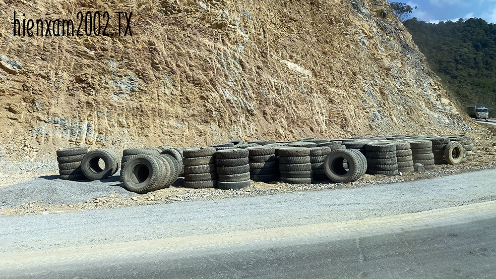 Hàng loạt lốp xe cũ được tập kết để chuẩn bị lắp vỉa ta-luy bảo vệ trên Quốc lộ 6. Hàng loạt lốp xe cũ được tập kết để chuẩn bị lắp vỉa ta-luy bảo vệ trên Quốc lộ 6.