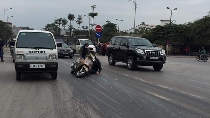 Đường trơn như Đường trơn như bôi mỡ, nhiều xe hai bánh ngã ra đường rất nguy hiểm