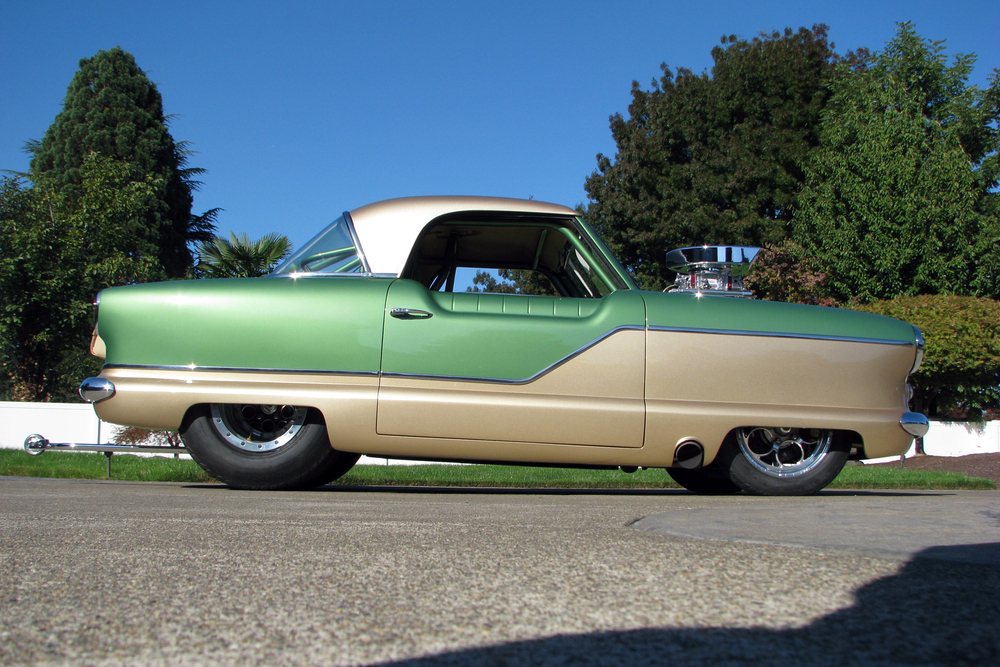 Phía bên sườn của chiếc Nash Metropolitan 1961 độ động cơ dung tích 8.8 lít Phía bên sườn của chiếc Nash Metropolitan 1961 độ động cơ dung tích 8.8 lít