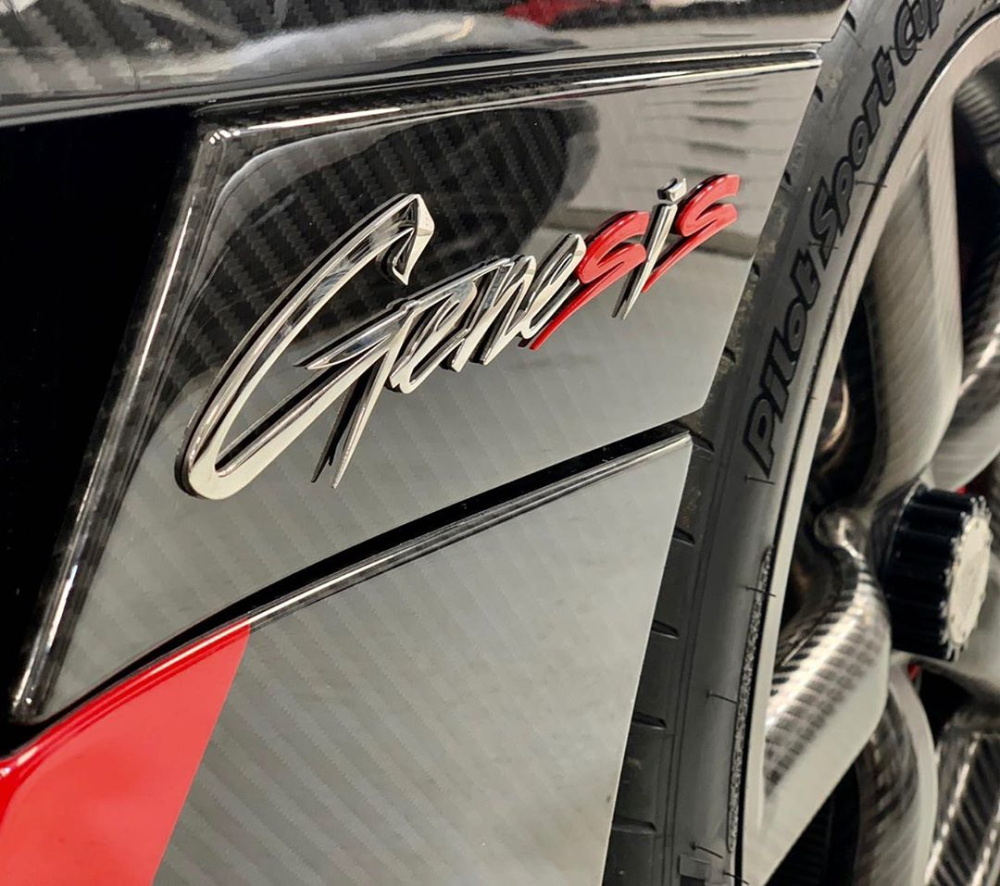 Đầu tiên chính là việc logo Agera RS nguyên bản theo chiếc siêu xe này đã được thay bằng dòng chữ Genesis. Trong đó, hai từ SS được hoàn thành màu đỏ tạo điểm nhấn so với các từ khác bằng kim loại.