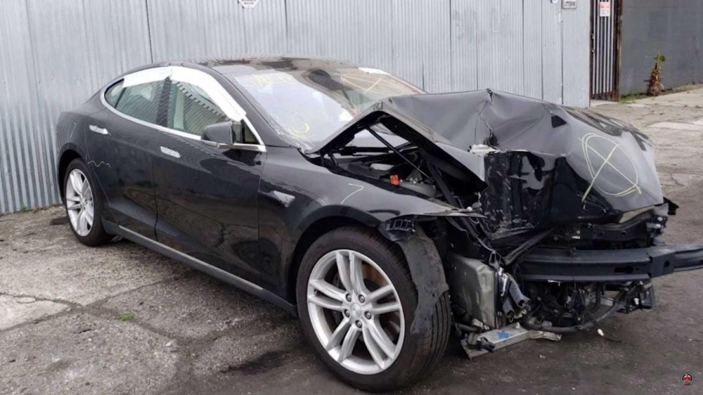 Bộ dạng chiếc Tesla Model S trước khi sửa chữa Bộ dạng chiếc Tesla Model S trước khi sửa chữa
