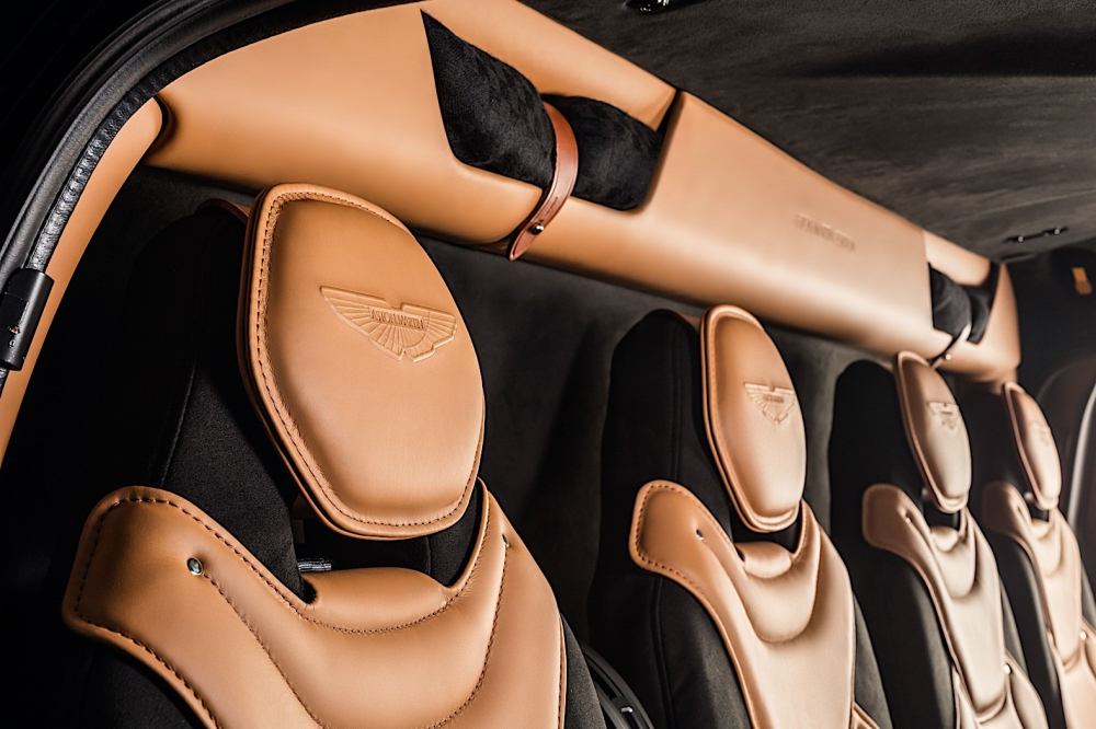 Nội thất và ghế ngồi của trực thăng cũng mang đậm dấu ấn Aston Martin Nội thất và ghế ngồi của trực thăng cũng mang đậm dấu ấn Aston Martin