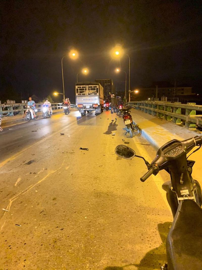 Lực lượng chức năng đang khám nghiệm hiện trường vụ tai nạn Lực lượng chức năng đang khám nghiệm hiện trường vụ tai nạn