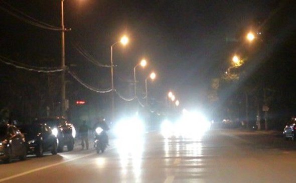 Bật đèn chiếu xa (đèn pha) trong đô thị là hành vi bị cấm theo Luật Giao thông đường bộ Bật đèn chiếu xa (đèn pha) trong đô thị là hành vi bị cấm theo Luật Giao thông đường bộ