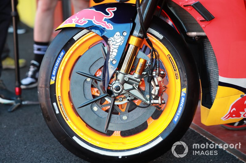 Bộ đĩa phanh carbon trên xe đua MotoGP