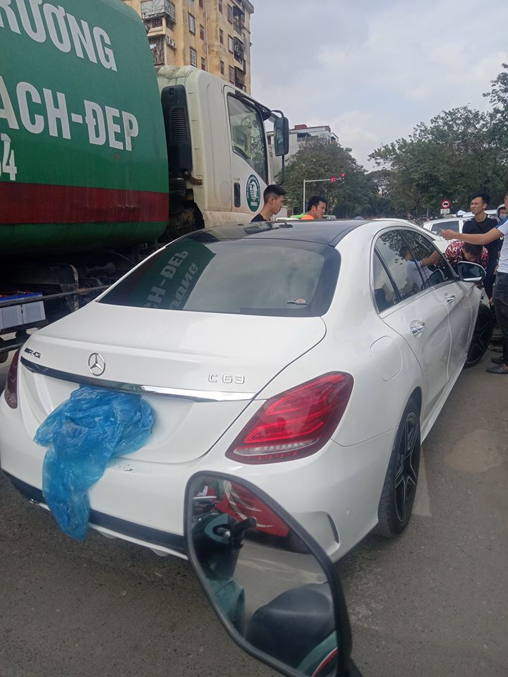 Rất đông người dân hiếu kỳ đứng xem vụ tai nạn này Rất đông người dân hiếu kỳ đứng xem vụ tai nạn này