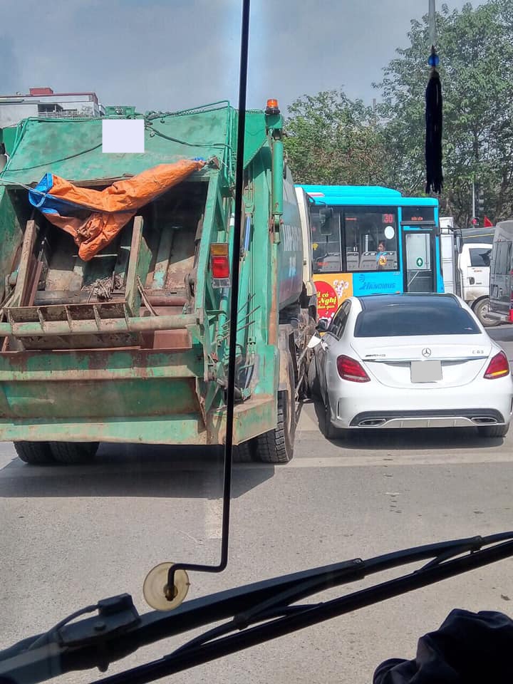 Hiện trường vụ tai nạn của xe chở rác với xe sang Mercedes-Benz C-Class Hiện trường vụ tai nạn của xe chở rác với xe sang Mercedes-Benz C-Class