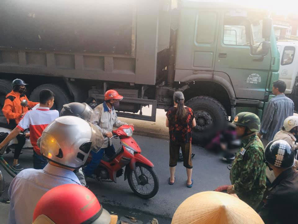 Nhiều người dân hiếu kỳ đứng xem tai nạn Nhiều người dân hiếu kỳ đứng xem tai nạn