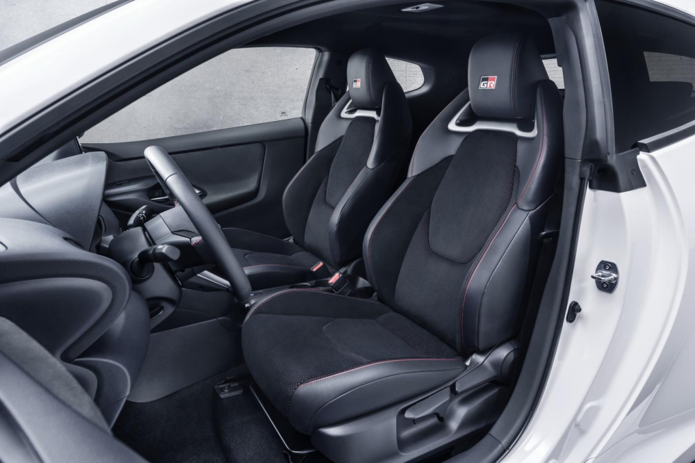 Ghế trước dạng bucket seat như xe đua