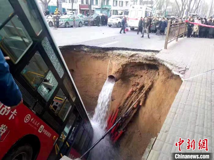 Chiếc xe buýt cắm đầu xuống hố tử thần Chiếc xe buýt cắm đầu xuống hố tử thần