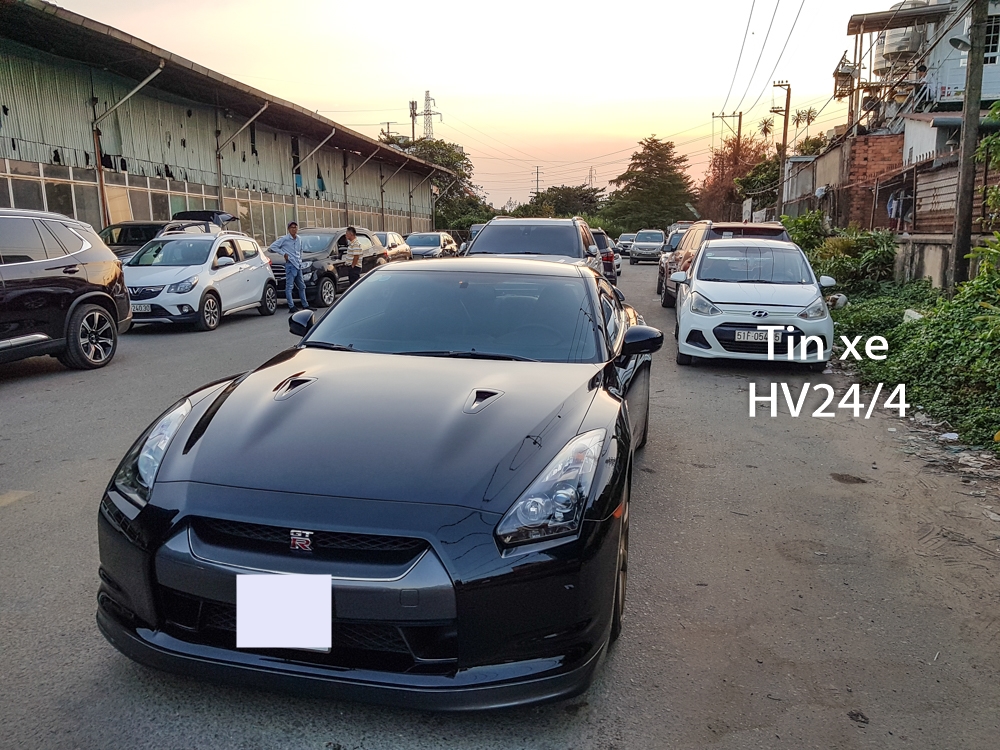Nói về chiếc siêu xe đường phố Nissan GT-R R35 của doanh nhân Sài thành chỉ có số lượng xe đếm trên đầu ngón tay. Chiếc Nissan GT-R R35 này ban đầu định cư ở Đà Nẵng, sau thời gian dài xe được một doanh nhân quận 7 mua lại và trước khi về garage của doanh nhân Sài thành nổi tiếng là đam mê siêu xe, xe thể thao và cả những chiếc biển Nói về chiếc siêu xe đường phố Nissan GT-R R35 của doanh nhân Sài thành chỉ có số lượng xe đếm trên đầu ngón tay. Chiếc Nissan GT-R R35 này ban đầu định cư ở Đà Nẵng, sau thời gian dài xe được một doanh nhân quận 7 mua lại và trước khi về garage của doanh nhân Sài thành nổi tiếng là đam mê siêu xe, xe thể thao và cả những chiếc biển tứ quý.