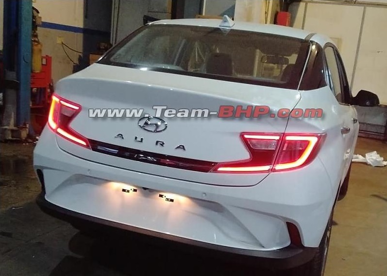 Đuôi xe đương nhiên là nơi có thiết kế khác biệt nhất so với Grand i10 của Hyundai Aura 2020 Đuôi xe đương nhiên là nơi có thiết kế khác biệt nhất so với Grand i10 của Hyundai Aura 2020