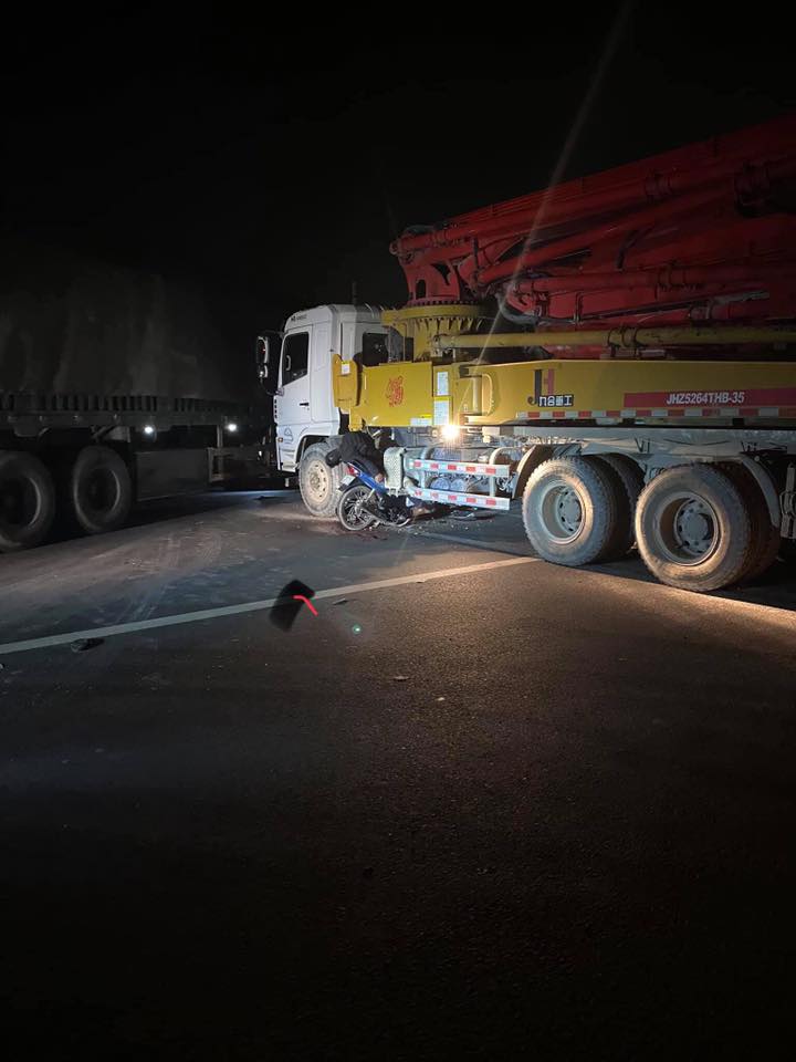 Chiếc xe máy tông vào sườn trái của chiếc xe bơm bê tông Chiếc xe máy tông vào sườn trái của chiếc xe bơm bê tông