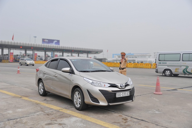 Ngay sau khi đi qua trạm thu phí ở đầu vào cao tốc, các tài xế sẽ phải dừng xe để cảnh sát giao thông kiểm tra nồng độ cồn Ngay sau khi đi qua trạm thu phí ở đầu vào cao tốc, các tài xế sẽ phải dừng xe để cảnh sát giao thông kiểm tra nồng độ cồn