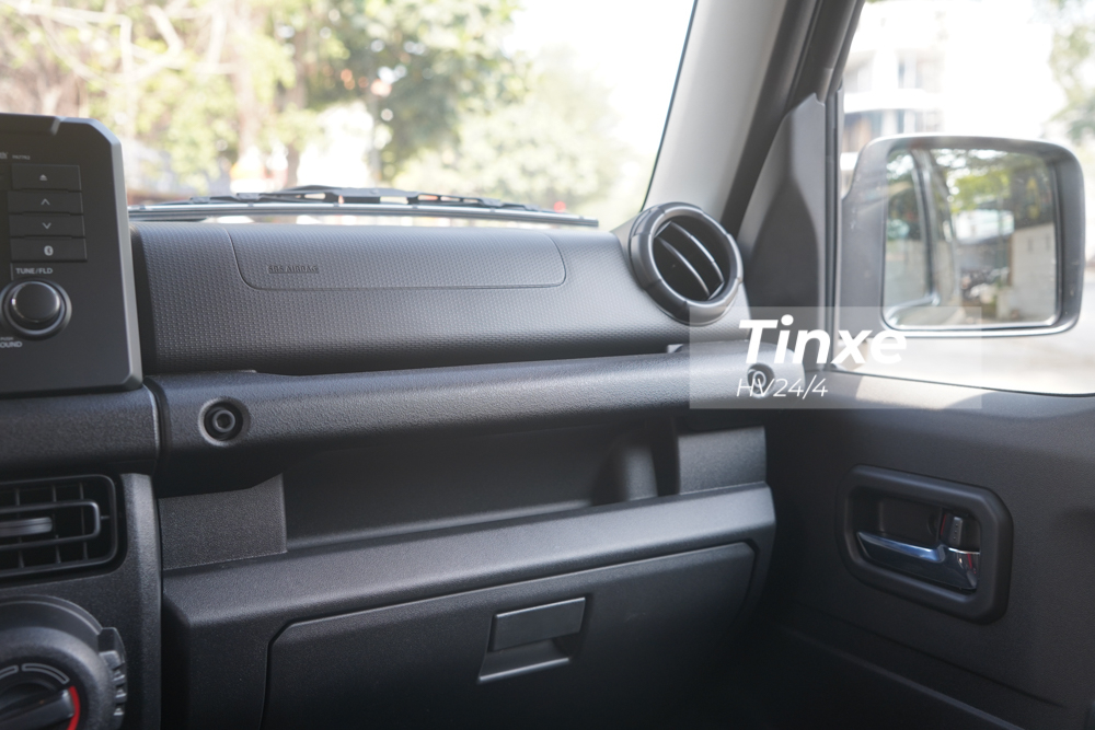 Bảng táp-lô của Suzuki Jimny thế hệ thứ 4 thiết kế vuông vức, phía ngoài cùng là cửa gió điều hoà.