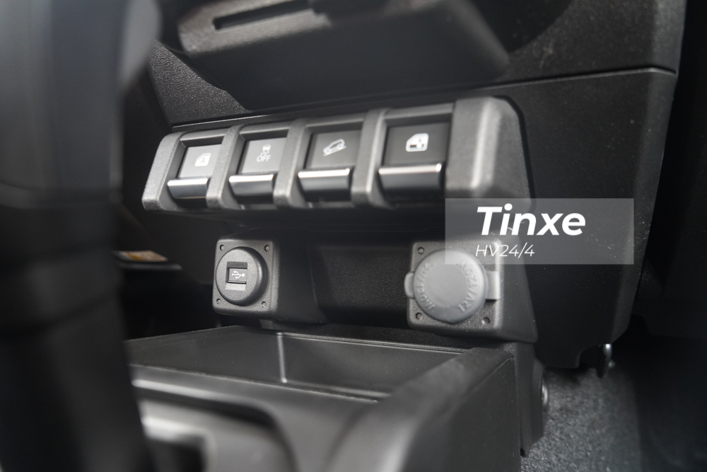 Cả hai chiếc xe Suzuki Jimny thế hệ mới nhập về Việt Nam đều có nguồn gốc từ Đức nên xe còn có cả trang bị sưởi ghế trước. Ghế sau có khả năng gập 50:50 để đáp ứng nhu cầu chở đồ đạc, hàng hóa khi cần thiết. Một số tính năng khác như cổng USB hay cổng sạc 12V cũng có trên chiếc Suzuki Jimny 2020 đầu tiên về Việt Nam.