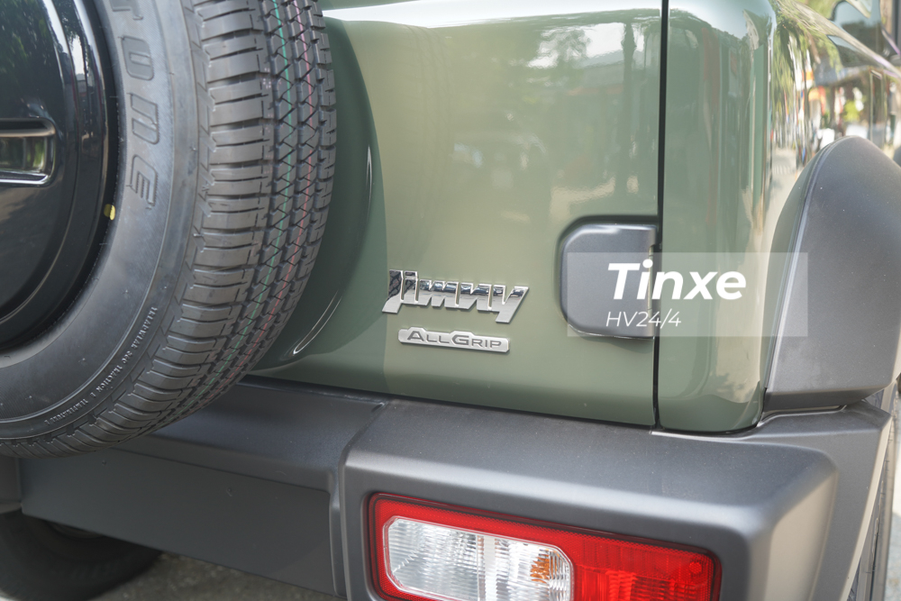 Phần đèn hậu của Suzuki Jimny 2020 thiết kế vuông vức giống với những chiếc SUV hạng sang Mercedes-Benz G-Class. Bánh xe dự phòng cùng các la-zăng 15 inch khác đi kèm lốp dòng Dueler của hãng Bridgestone có kích thước 195/80. 