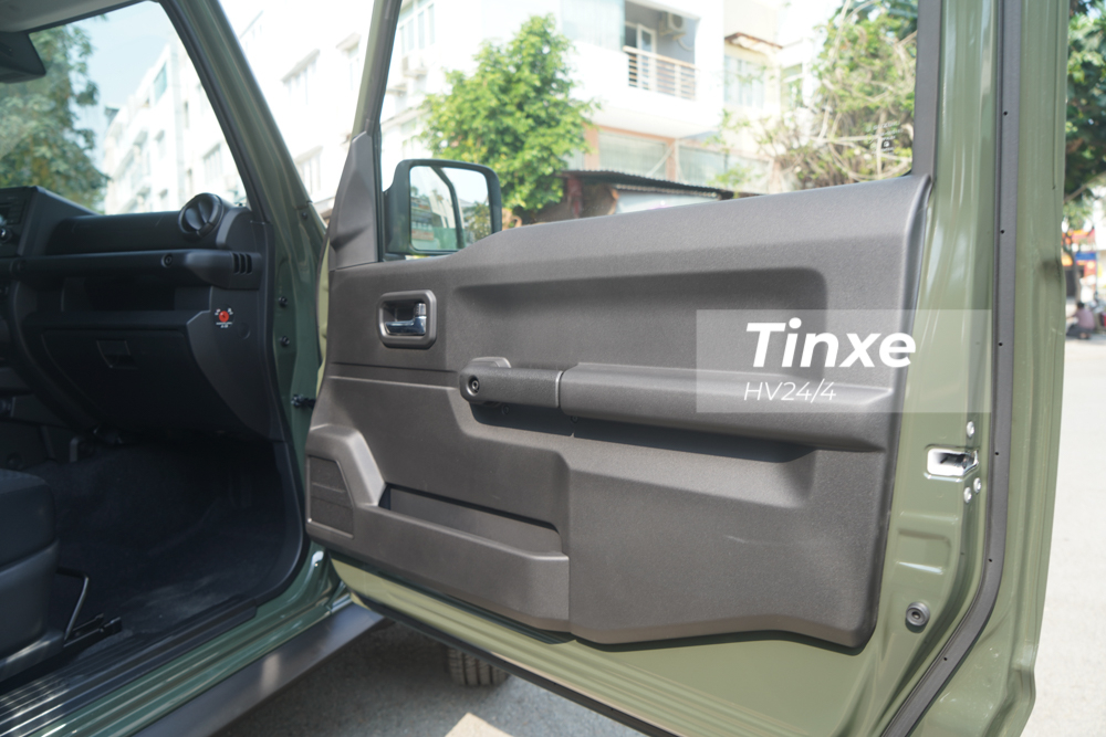 Mở cửa bước vào trong khoang lái của Suzuki Jimny 2020 cho thấy các mặt cửa ốp nhựa sơn tối màu. Thiết kế nội thất của “Tiểu Mercedes-Benz G-Class” khá đơn giản và vuông vức. 