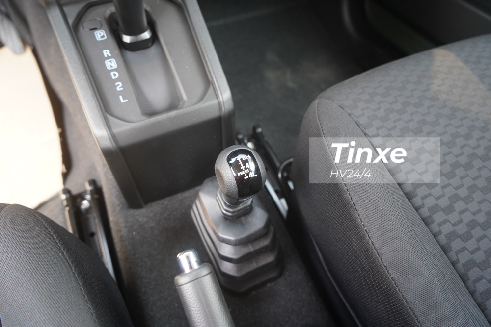 Động cơ kết hợp với hộp số tự động 4 cấp và hệ truyền động dạng 4 bánh có tên Allgrip Pro AWD được phát triển bởi Suzuki, nhờ đó, Suzuki Jimny thế hệ thứ 4 mới về Việt Nam có khả năng chuyển đổi từ loại 2 cầu sang 1 cầu hoặc ngược lại một cách nhanh chóng. 