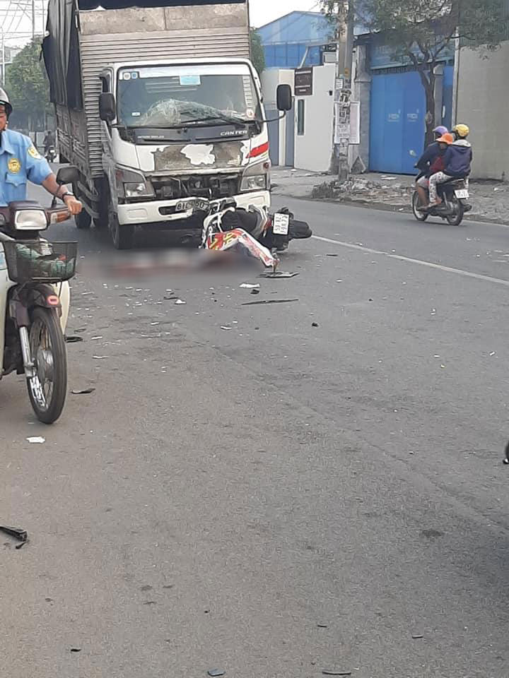 Hiện trường vụ tai nạn giữa chiếc xe máy và ô tô tải Hiện trường vụ tai nạn giữa chiếc xe máy và ô tô tải