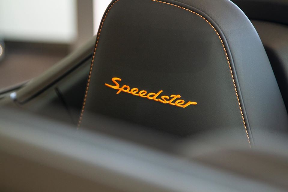 Nội thất của chiếc Porsche 911 Speedster mang màu sơn Gulf Livery được trang bị ghế bọc da màu đen chủ đạo cùng các điểm nhấn màu cam như các đường chỉ trên ghế ngồi hay vô lăng. Logo “Speedster” trên tựa ghế cũng được thêu màu cam nổi bật, cùng màu với sắc cam trên phần ngoại thất. Nội thất của chiếc Porsche 911 Speedster mang màu sơn Gulf Livery được trang bị ghế bọc da màu đen chủ đạo cùng các điểm nhấn màu cam như các đường chỉ trên ghế ngồi hay vô lăng. Logo “Speedster” trên tựa ghế cũng được thêu màu cam nổi bật, cùng màu với sắc cam trên phần ngoại thất.
