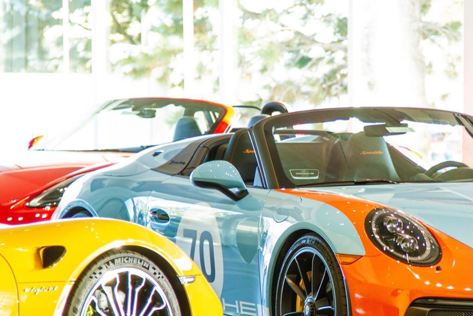 Màu sơn Gulf Livery trên chiếc Porsche 911 Speedster này lấy cảm hứng từ những chiếc xe đua Porsche Gulf ở quá khứ. Màu sơn Gulf Livery trên chiếc Porsche 911 Speedster này lấy cảm hứng từ những chiếc xe đua Porsche Gulf ở quá khứ.