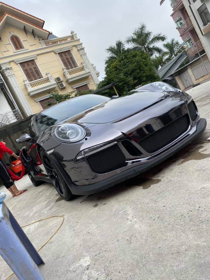 Supercar Porsche 911 GT3 RS while in Hai Phong Supercar Porsche 911 GT3 RS while in Hai Phong