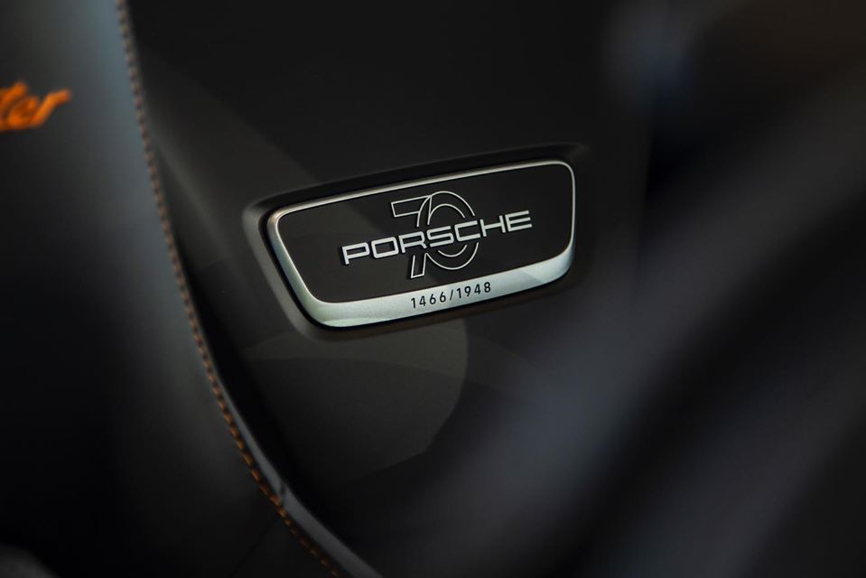Ở phần giữa hai ghế ngồi được đính bảng số với logo Porsche 70 cùng số thứ tự của chiếc xe là 1466 trên tổng số 1948 xe Porsche 911 Speedster được sản xuất. Ở phần giữa hai ghế ngồi được đính bảng số với logo Porsche 70 cùng số thứ tự của chiếc xe là 1466 trên tổng số 1948 xe Porsche 911 Speedster được sản xuất.