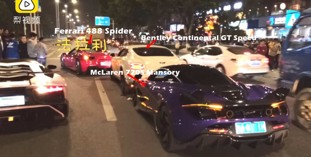 Hiện trường vụ tai nạn của các siêu xe tại Trung Quốc. Bên trái còn có Lamborghini Aventador LP750-4 SV Hiện trường vụ tai nạn của các siêu xe tại Trung Quốc. Bên trái còn có Lamborghini Aventador LP750-4 SV