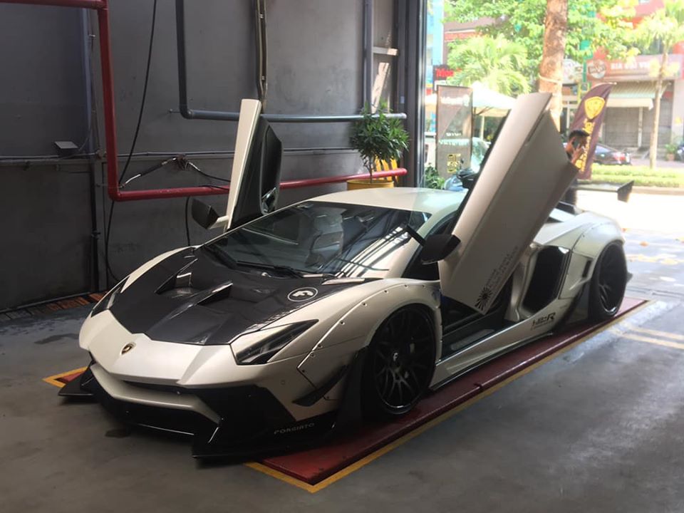 Siêu xe Lamborghini Aventador Limited Edition 50 độc nhất Việt Nam thay áo  mới chơi Tết