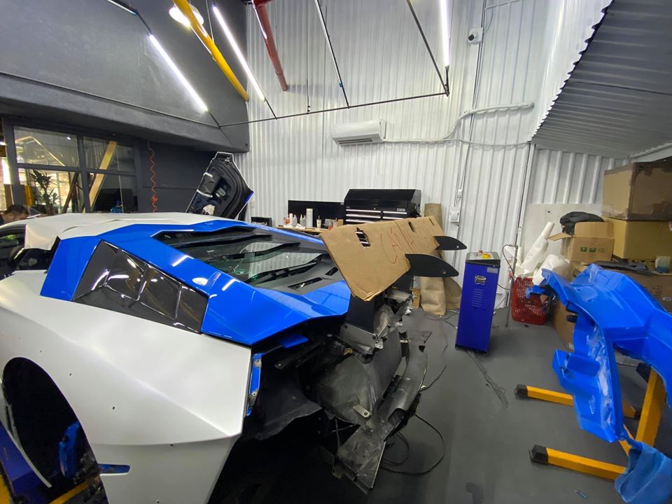 Supercar Lamborghini Aventador Limited Edition 50 in the process of changing the white shirt Supercar Lamborghini Aventador Limited Edition 50 in the process of changing the white shirt
