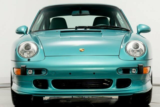 Một số chiếc xe thể thao Porsche 993 Turbo S 1997 hiện đang trong tầm ngắm của giới đam mê xe Porsche, tuy nhiên, nếu hay tin có một chiếc Porsche 911 đời 993 được chủ xe rao bán với mức 899.900 đô la, tương đương 20,9 tỷ đồng sẽ khiến không ít người cảm thấy choáng Một số chiếc xe thể thao Porsche 993 Turbo S 1997 hiện đang trong tầm ngắm của giới đam mê xe Porsche, tuy nhiên, nếu hay tin có một chiếc Porsche 911 đời 993 được chủ xe rao bán với mức 899.900 đô la, tương đương 20,9 tỷ đồng sẽ khiến không ít người cảm thấy choáng