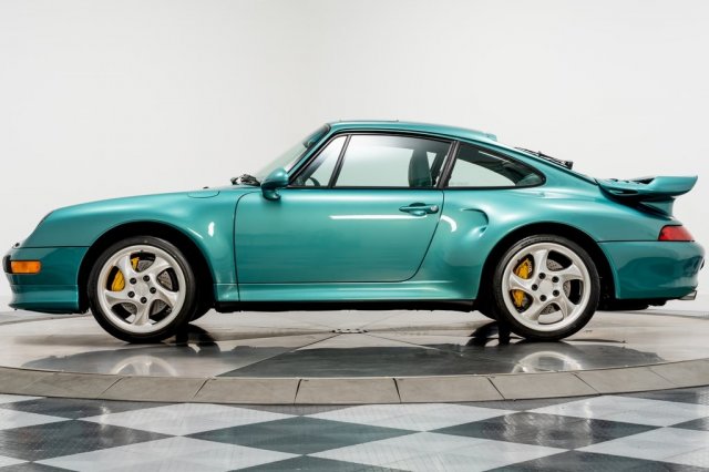 Đầu tiên là việc chiếc xe thể thao Porsche 993 Turbo S 1997 này được chủ nhân cũ thực hiện một chương trình cá nhân hoá rất tốn kém và không có chiếc xe nào thứ 2 giống như vậy được sản xuất. Đầu tiên là việc chiếc xe thể thao Porsche 993 Turbo S 1997 này được chủ nhân cũ thực hiện một chương trình cá nhân hoá rất tốn kém và không có chiếc xe nào thứ 2 giống như vậy được sản xuất.