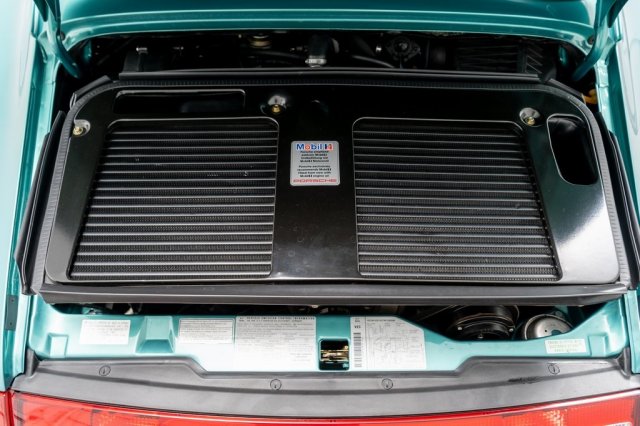 Bên dưới nắp động cơ phía sau của chiếc Porsche 993 Turbo S 1997 được trang bị khối động cơ đối đỉnh, 6 xy-lanh có dung tích 3.6 lít và kết hợp cùng hai bộ tăng áp KKK K-24. Sức mạnh tối đa mà xe có thể tạo ra là 450 mã lực, tuy nhiên, chiếc Porsche 993 Turbo S này lại dành cho thị trường Mỹ nên chỉ sở hữu công suất 424 mã lực Bên dưới nắp động cơ phía sau của chiếc Porsche 993 Turbo S 1997 được trang bị khối động cơ đối đỉnh, 6 xy-lanh có dung tích 3.6 lít và kết hợp cùng hai bộ tăng áp KKK K-24. Sức mạnh tối đa mà xe có thể tạo ra là 450 mã lực, tuy nhiên, chiếc Porsche 993 Turbo S này lại dành cho thị trường Mỹ nên chỉ sở hữu công suất 424 mã lực