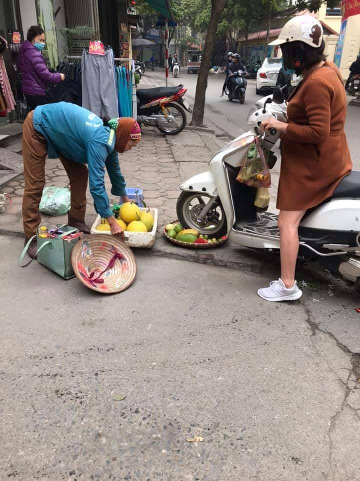 Hình ảnh gây khá nhiều bức xúc cho người xem về người phụ nữ điều khiển xe máy cán qua mẹt hoa quả Hình ảnh gây khá nhiều bức xúc cho người xem về người phụ nữ điều khiển xe máy cán qua mẹt hoa quả