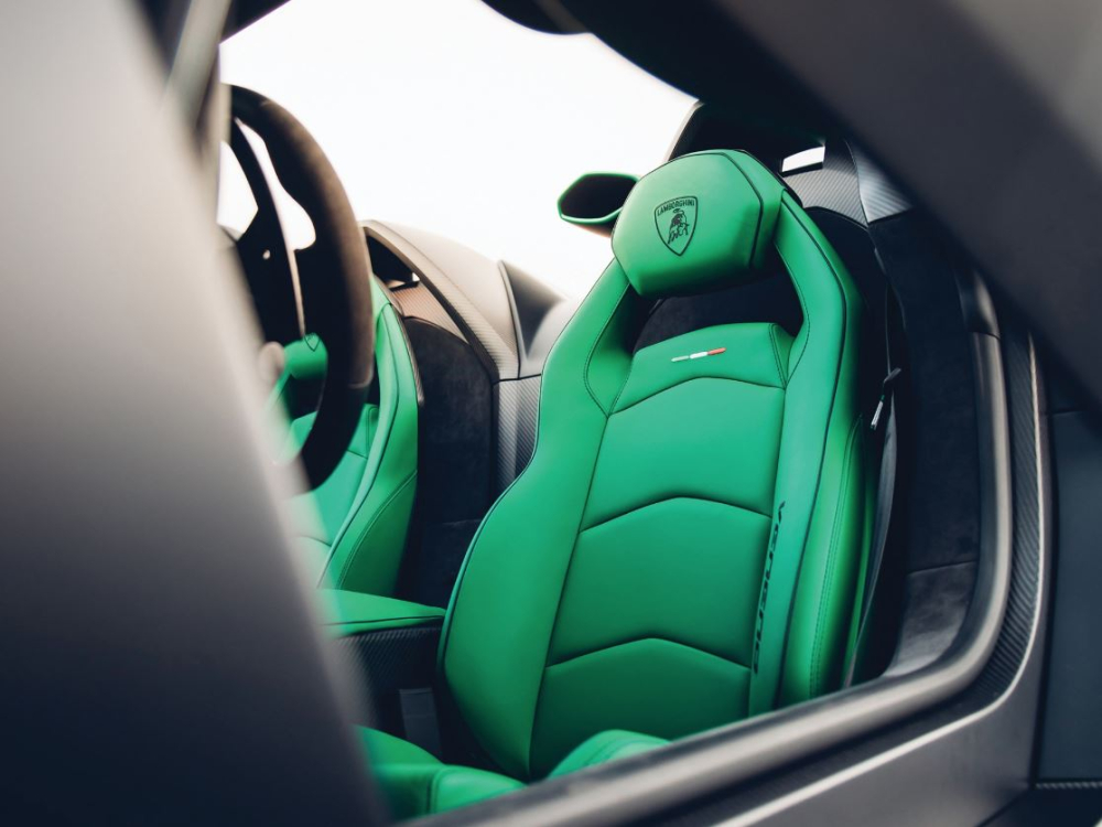 Điểm ấn tượng khác của chiếc siêu xe mui trần Lamborghini Veneno LP750-4 Roadster sắp được rao bán chính là việc nội thất xe được tắm trong màu xanh lá cây rất nổi bật.