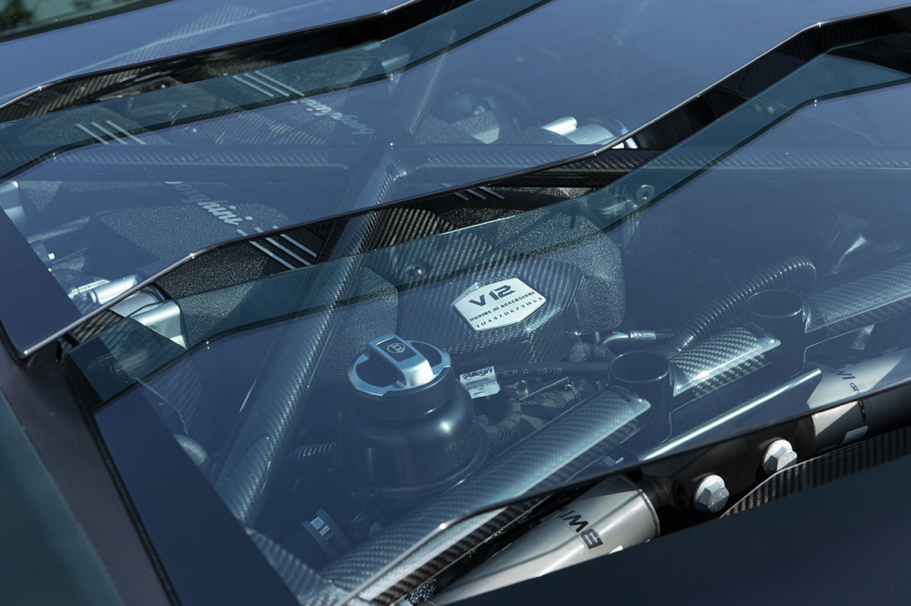 Siêu xe Lamborghini Aventador S LP740-4 Taiwan Edition vẫn được trang bị động cơ V12, hút khí tự nhiên, dung tích 6.5 lít, sản sinh ra công suất tối đa đến 740 mã lực, cao hơn 40 mã lực so với bản tiêu chuẩn. Mô-men xoắn cực đại của Lamborghini Aventador S vẫn được giữ nguyên ở mức 690 Nm.