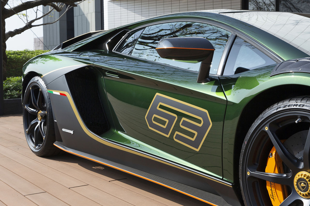 Chưa hết, con số 63 còn xuất hiện trên nắp capô hay hai bên thành cửa để đánh dấu năm ra đời hãng Lamborghini là 1963. 