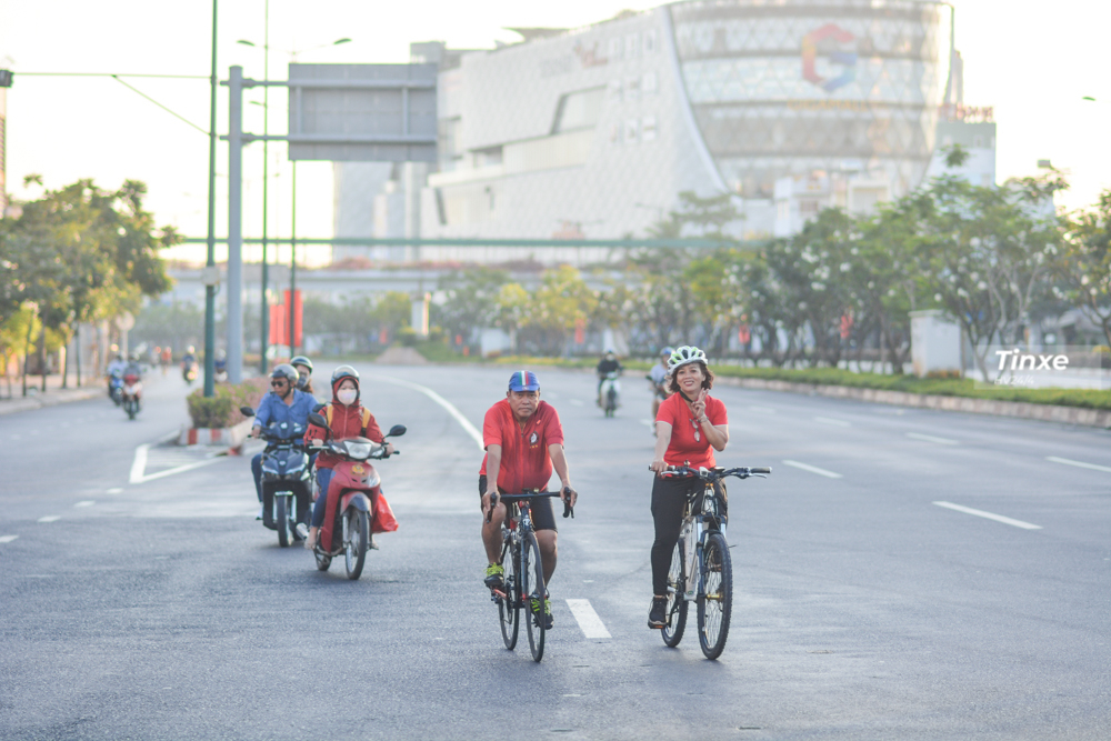 Một vài người dân đạp xe trong ngày đầu Xuân. Một vài người dân đạp xe trong ngày đầu Xuân.