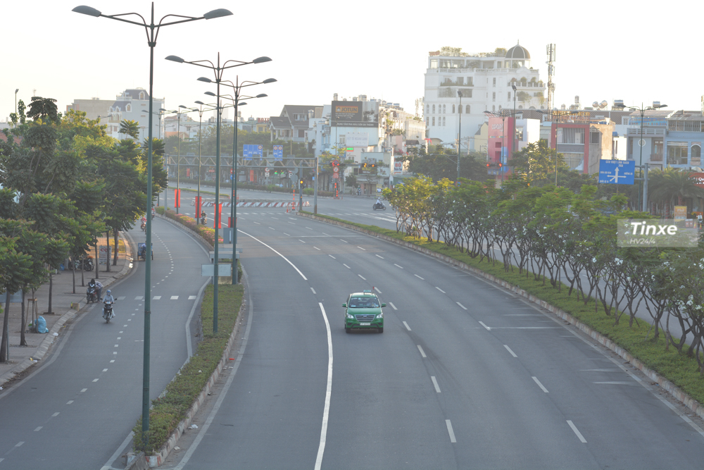 Nhiều người vẫn hay đùa rằng những ngày Tết chính là thời điểm lý tưởng để dạo phố. Các con đường lúc này khá vắng người. Nhiều người vẫn hay đùa rằng những ngày Tết chính là thời điểm lý tưởng để dạo phố. Các con đường lúc này khá vắng người.