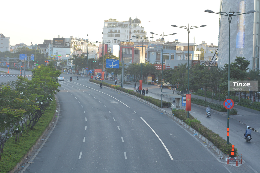 Đại lộ Phạm Văn Đồng hướng từ sân bay Tân Sơn Nhất đi Thủ Đức cũng vắng vẻ xe cộ lưu thông Đại lộ Phạm Văn Đồng hướng từ sân bay Tân Sơn Nhất đi Thủ Đức cũng vắng vẻ xe cộ lưu thông