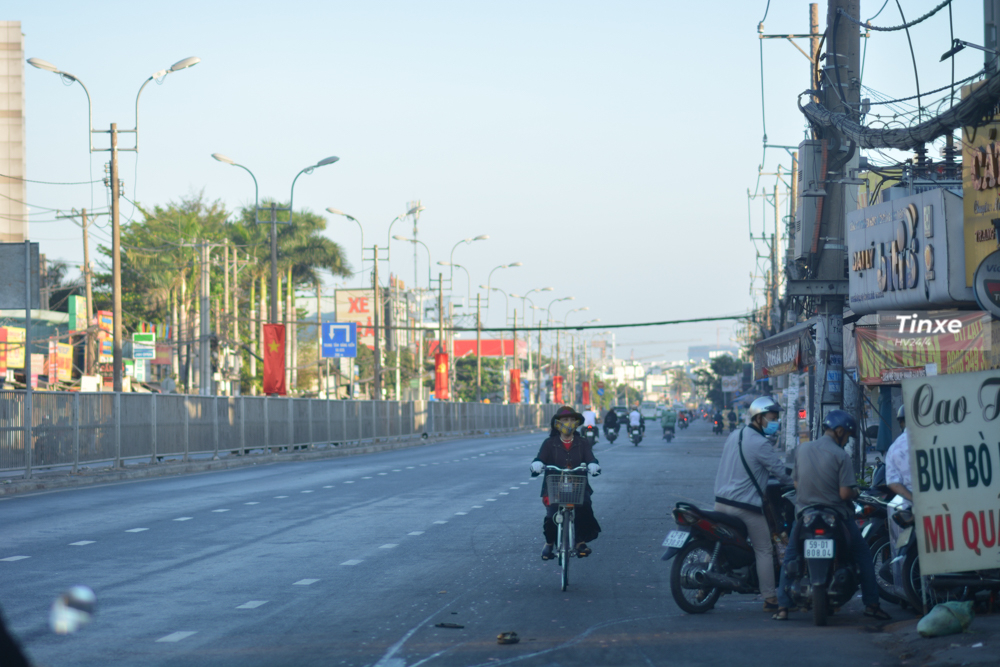 Đây là cảnh Quốc lộ 13 hướng đi Bình Dương vào sáng ngày mùng 1 Tết. Con đường này mọi ngày hay kẹt xe. Đây là cảnh Quốc lộ 13 hướng đi Bình Dương vào sáng ngày mùng 1 Tết. Con đường này mọi ngày hay kẹt xe.