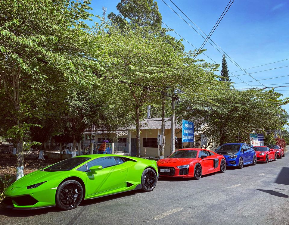 Dàn siêu xe và xe thể thao tụ họp tại Bến Tre trong những ngày Tết Nguyên đán Dàn siêu xe và xe thể thao tụ họp tại Bến Tre trong những ngày Tết Nguyên đán