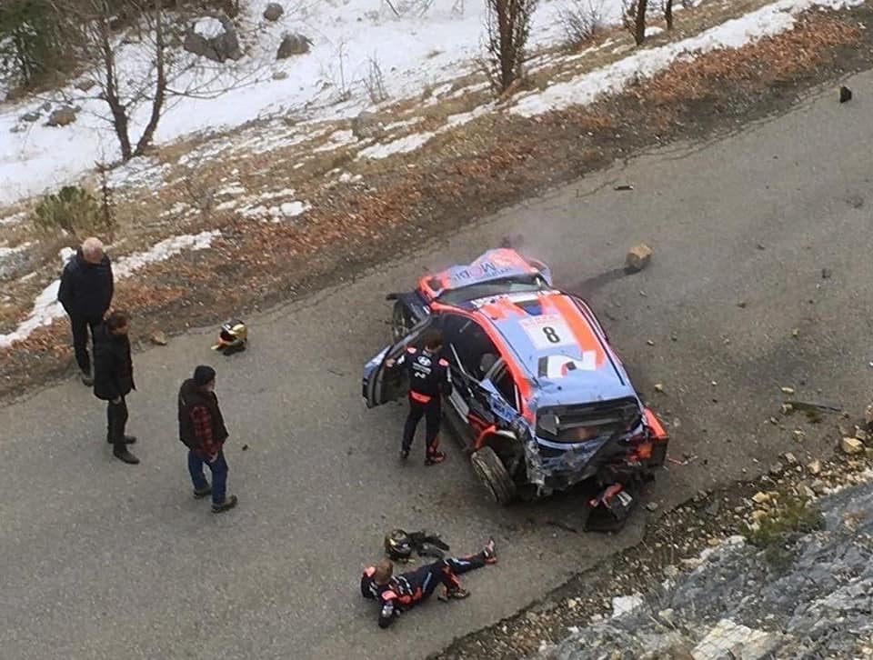 Chiếc Hyundai i20 WRC được đưa lên đường sau khi gặp tai nạn
