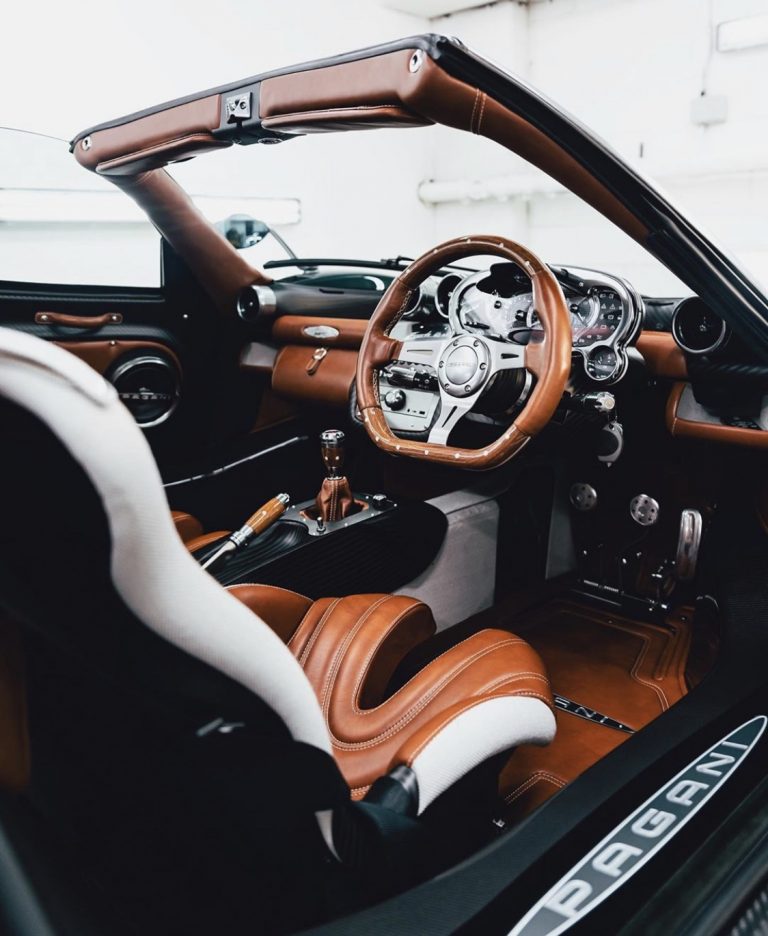 Siêu xe độc bản Pagani Zonda Venti sở hữu khoang nội thất hoàn toàn mới với chất liệu da bò màu nâu kết hợp cùng màu trắng. Siêu xe độc bản Pagani Zonda Venti sở hữu khoang nội thất hoàn toàn mới với chất liệu da bò màu nâu kết hợp cùng màu trắng.
