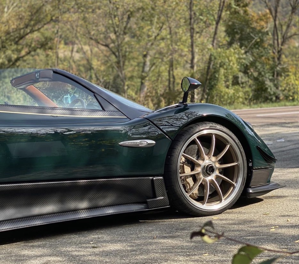 Ngoài màu sơn, Pagani Zonda Venti còn có bộ mâm đa chấu màu bạc nhám khá độc đáo. Ngoài màu sơn, Pagani Zonda Venti còn có bộ mâm đa chấu màu bạc nhám khá độc đáo.