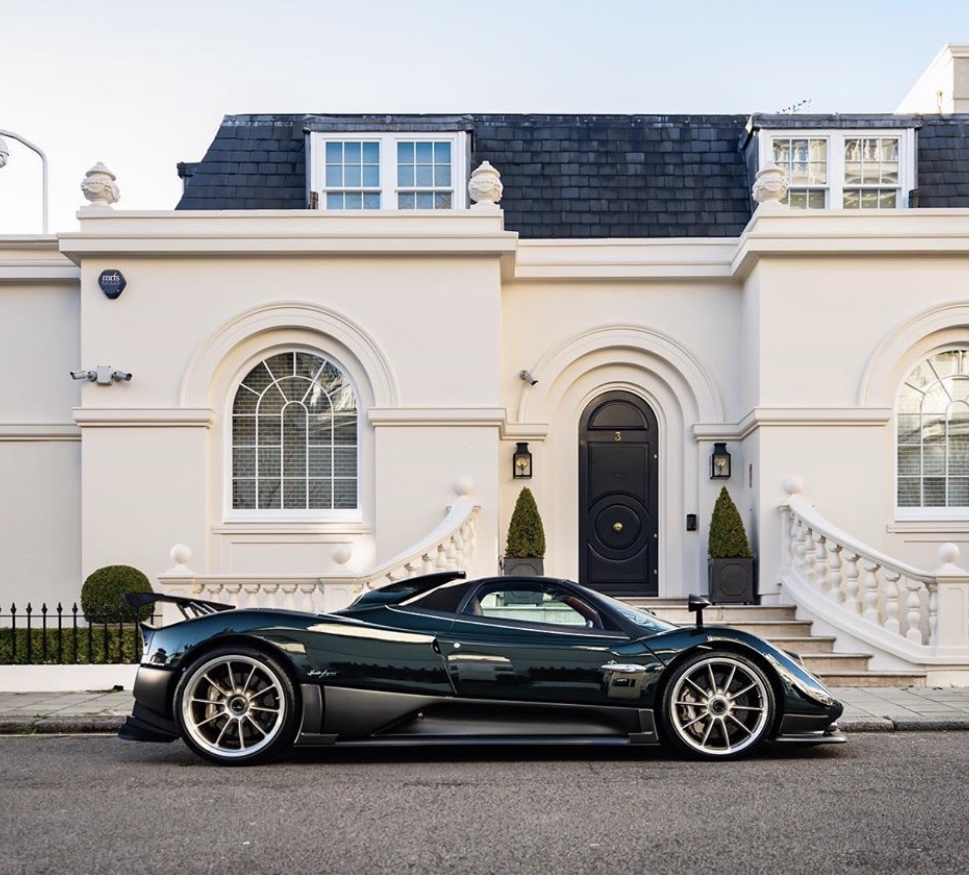 Màu sơn của chiếc siêu xe Pagani Zonda Venti được lấy cảm hứng từ mẫu xe đua F1 BRM Type 15 – Chiếc xe đua đã từng một thời gắn liền với tên tuổi của tay đua người Argentine, Juan Manuel Fangio. Màu sơn của chiếc siêu xe Pagani Zonda Venti được lấy cảm hứng từ mẫu xe đua F1 BRM Type 15 – Chiếc xe đua đã từng một thời gắn liền với tên tuổi của tay đua người Argentine, Juan Manuel Fangio.